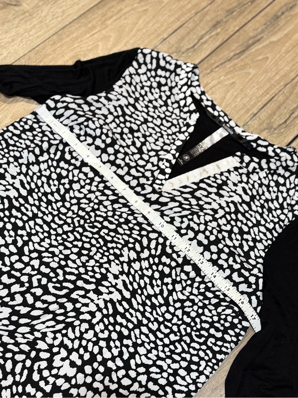 Kensie Animal Print Blouse Black White Relaxed V Neck Roll Tab 3/4 Sleeve Small - Picture 11 of 15